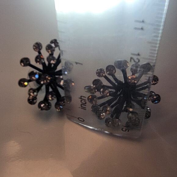 Vintage Crystal Dandelion Stud Earrings – Elegant Floral Design with Sparkle - Picture 5 of 10